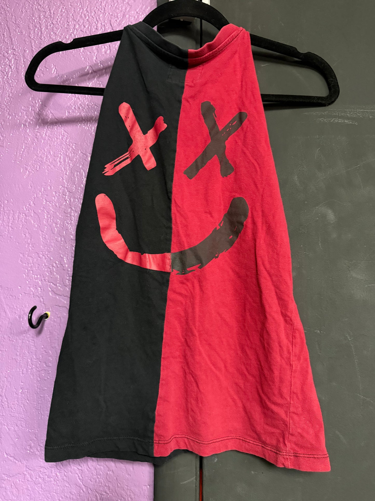 Urban Heritage Youth Split “Be Happy” Shirt -M
