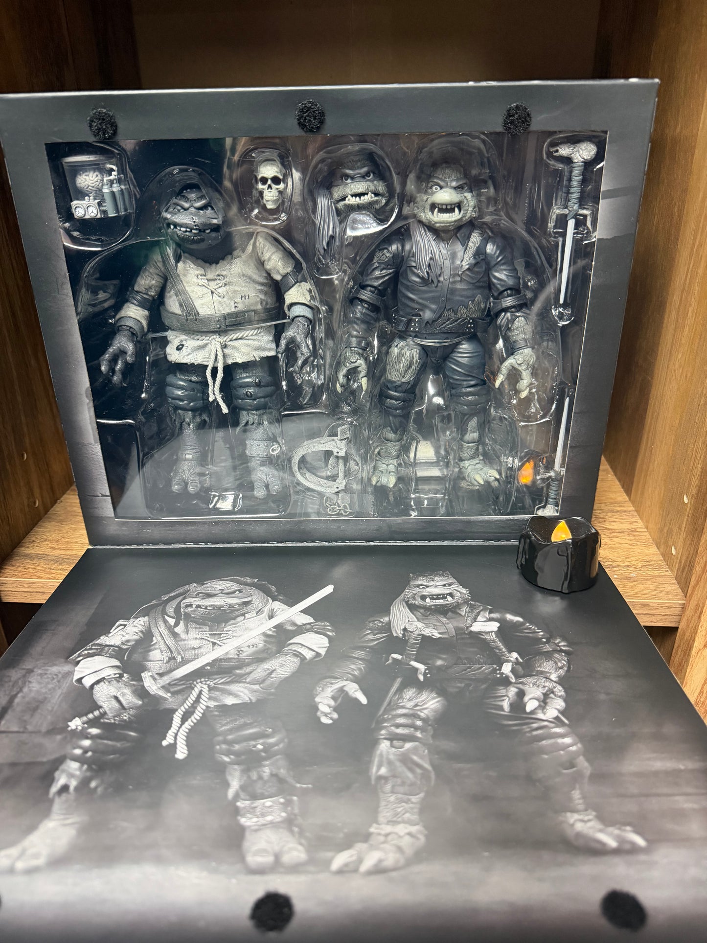 TMNT x Universal Monsters Creature Double Feature – Leonardo as The Hunchback & Raphael as The Wolf Man (NECA Ultimate 2-Pack)