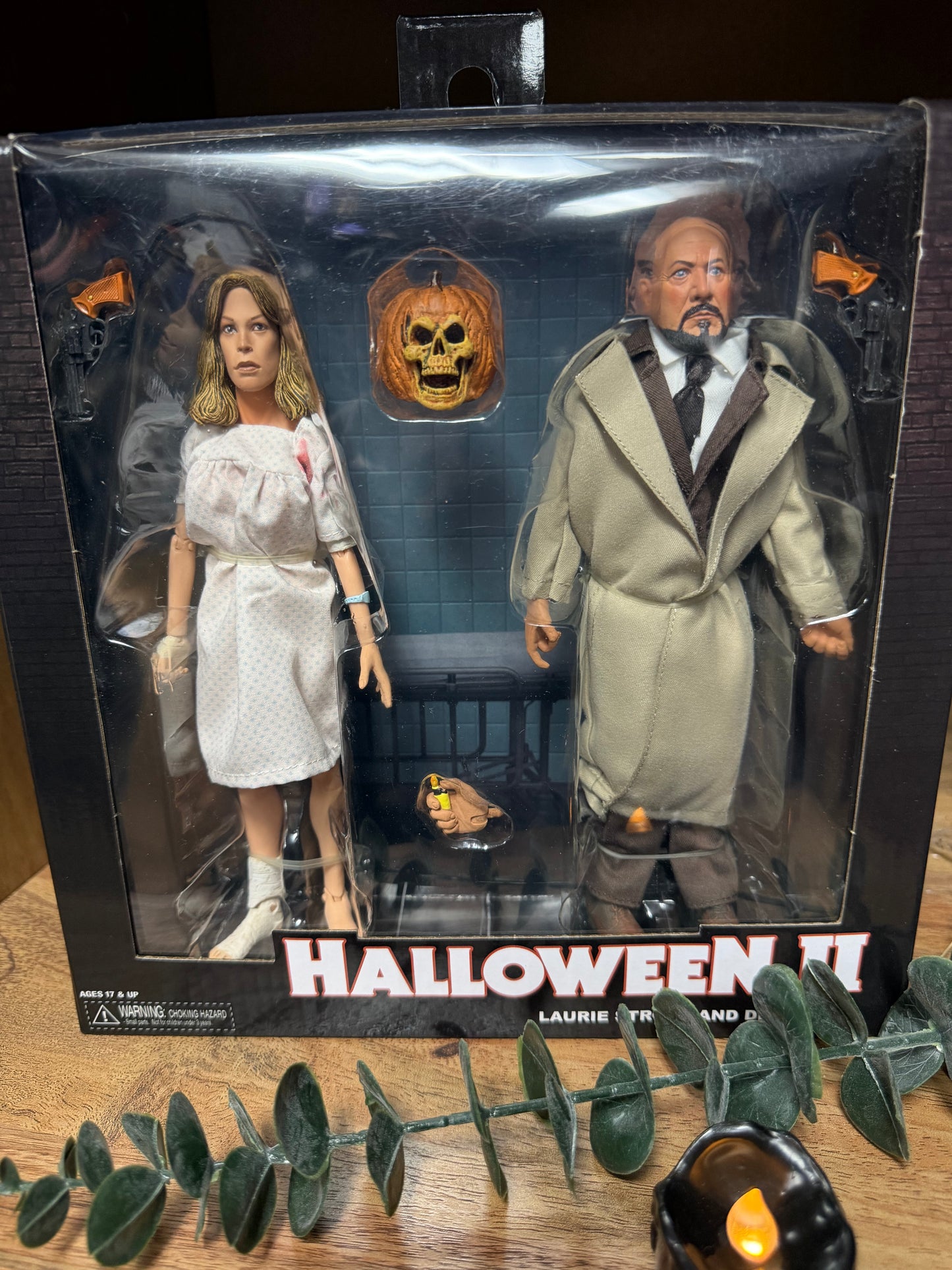 NECA-Halloween II – Laurie Strode & Dr. Loomis Deluxe Action Figure Set