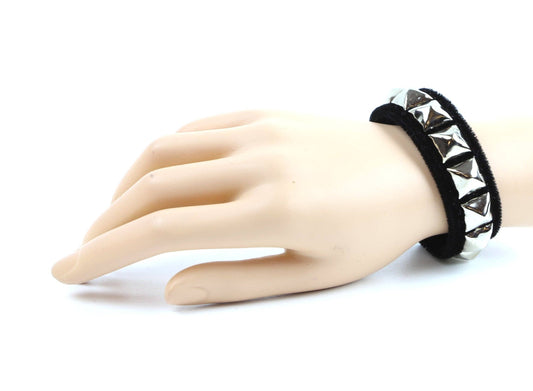 VELVET SINGLE ROW PYRAMID BRACELET