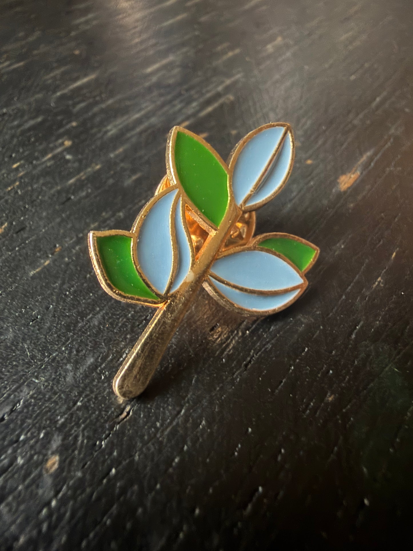 šæ Leaf Sprig Enamel Pin
