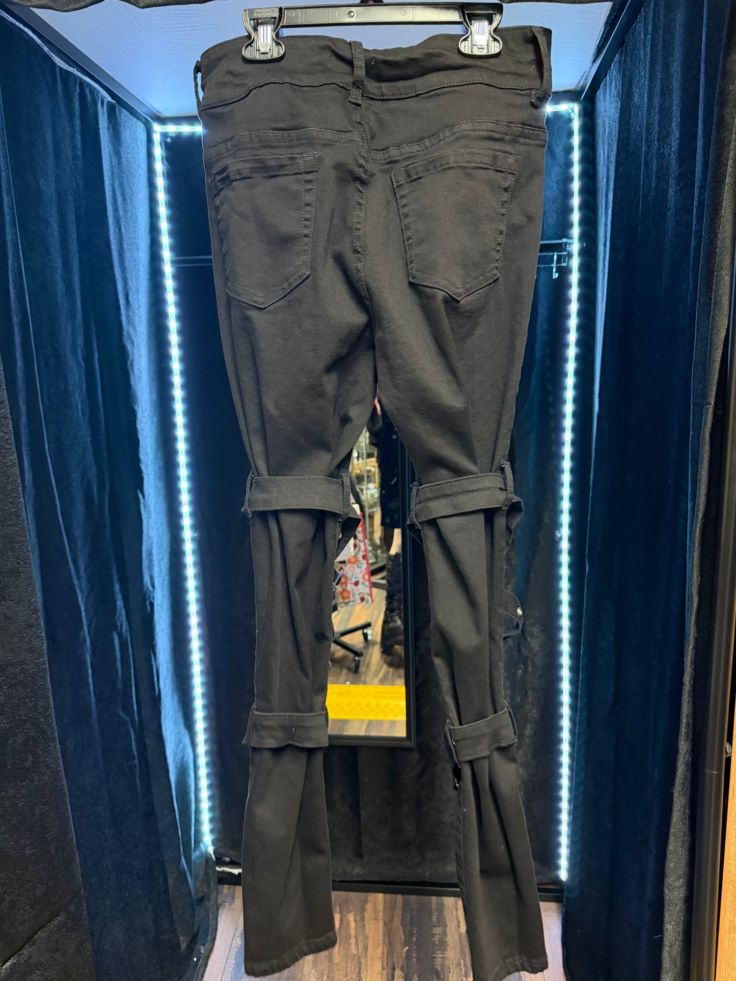 Hot Topic Buckle Jeans- Size 9