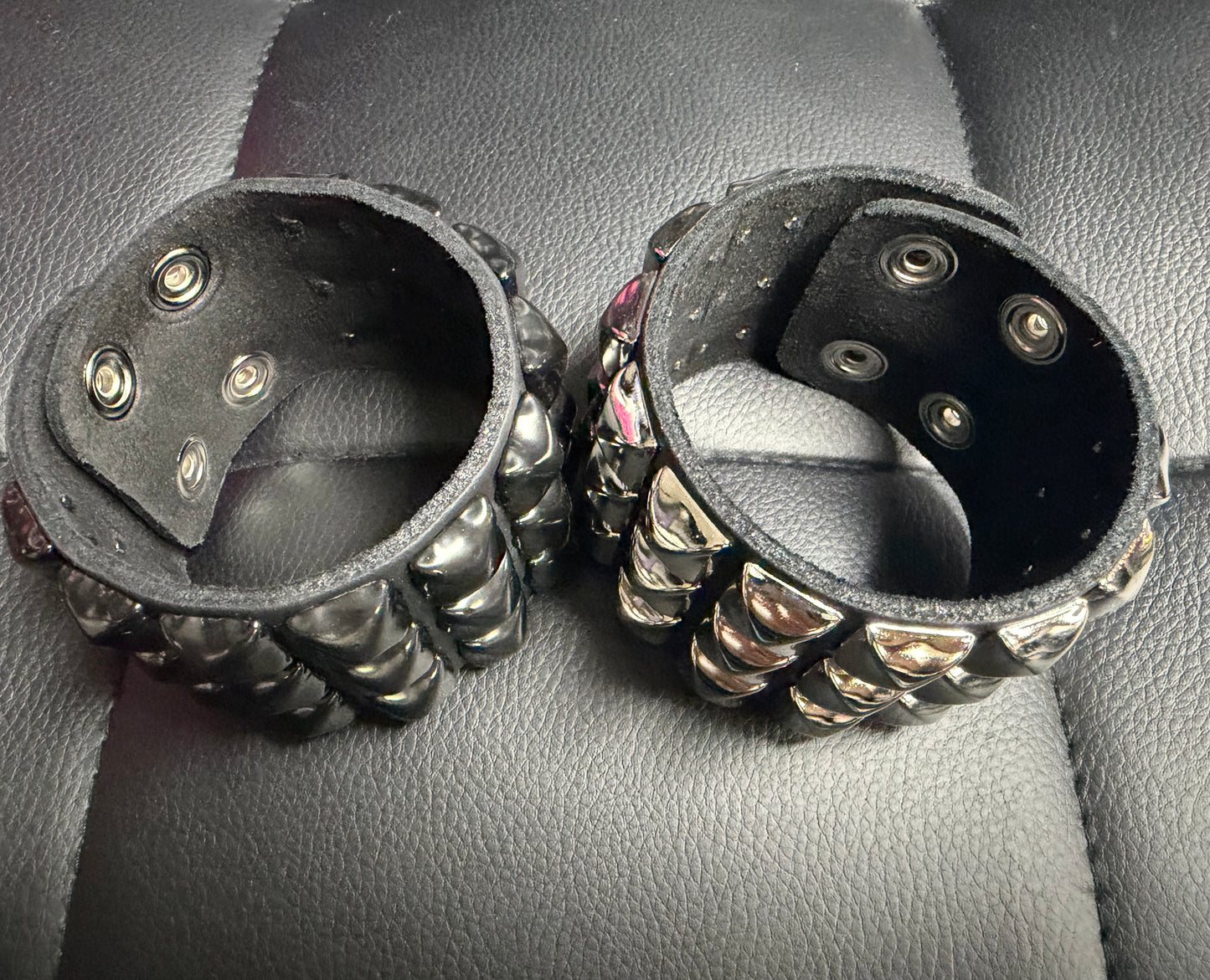 SILVER PYRAMID STUDDED LEATHER SNAP BRACELET