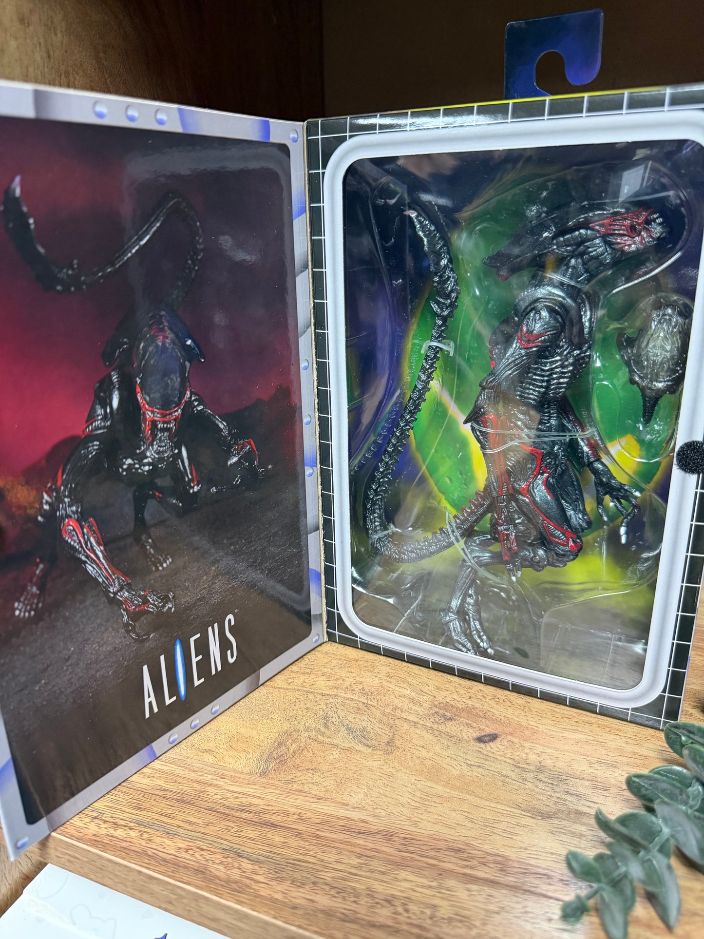 NECA-Aliens: Night Cougar Alien Action Figure (with Magnetic Kamikaze Parasite)