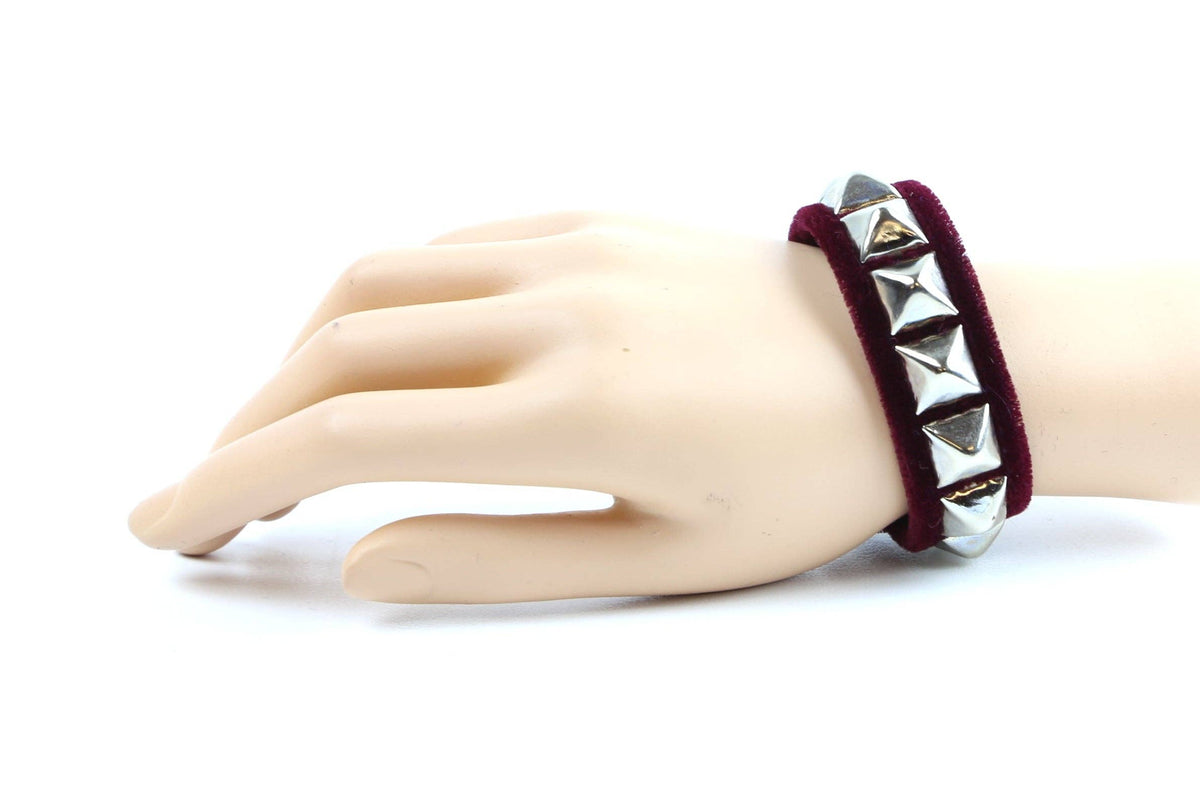 BC194VEL VELVET SINGLE ROW PYRAMID BRACELET