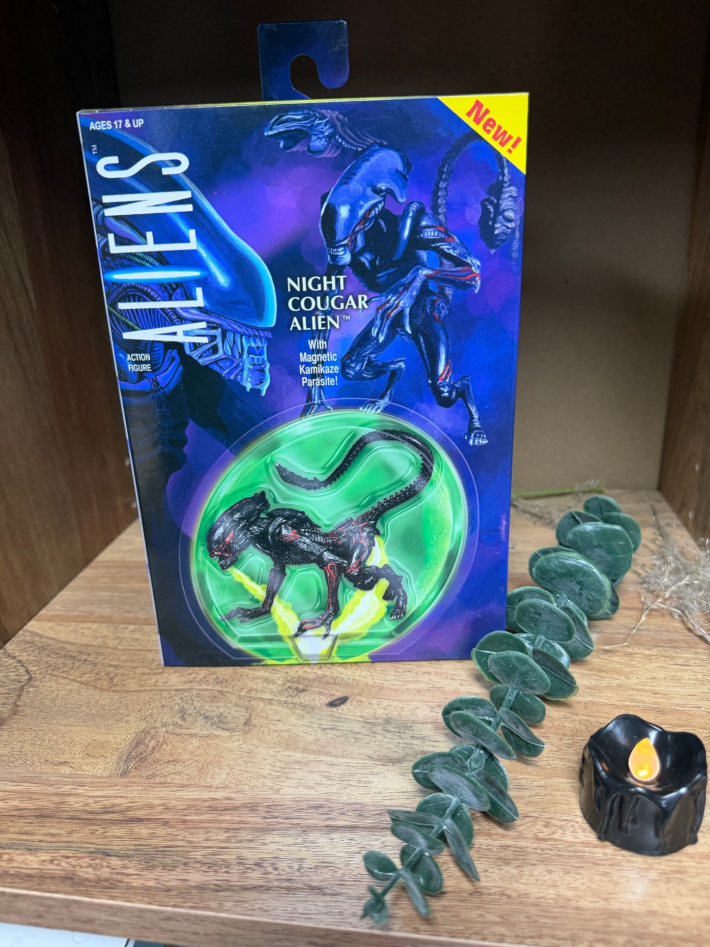 NECA-Aliens: Night Cougar Alien Action Figure (with Magnetic Kamikaze Parasite)