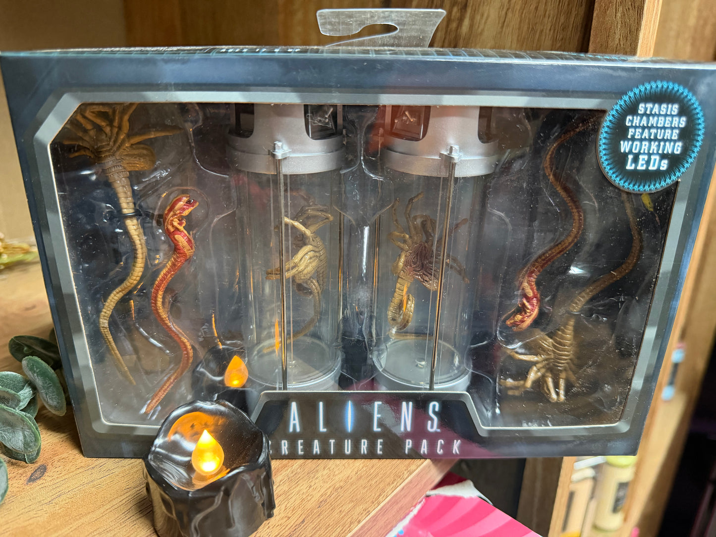 Aliens Creature Pack (Stasis Chambers with LEDs)-NECA