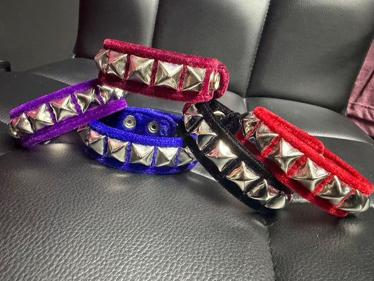 VELVET SINGLE ROW PYRAMID BRACELET