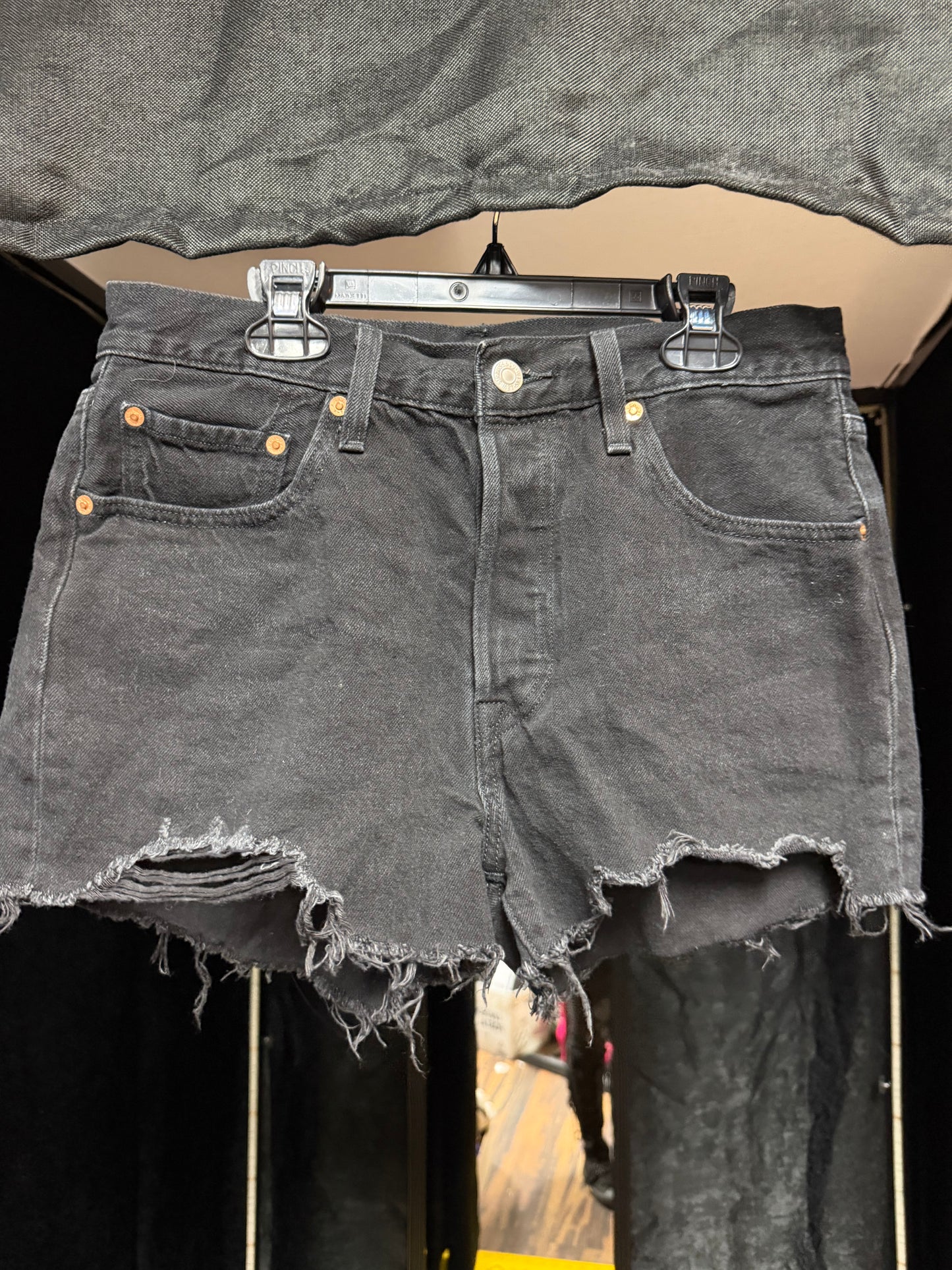 Black Levi’s distressed cutoffs 🖤Waist 28
