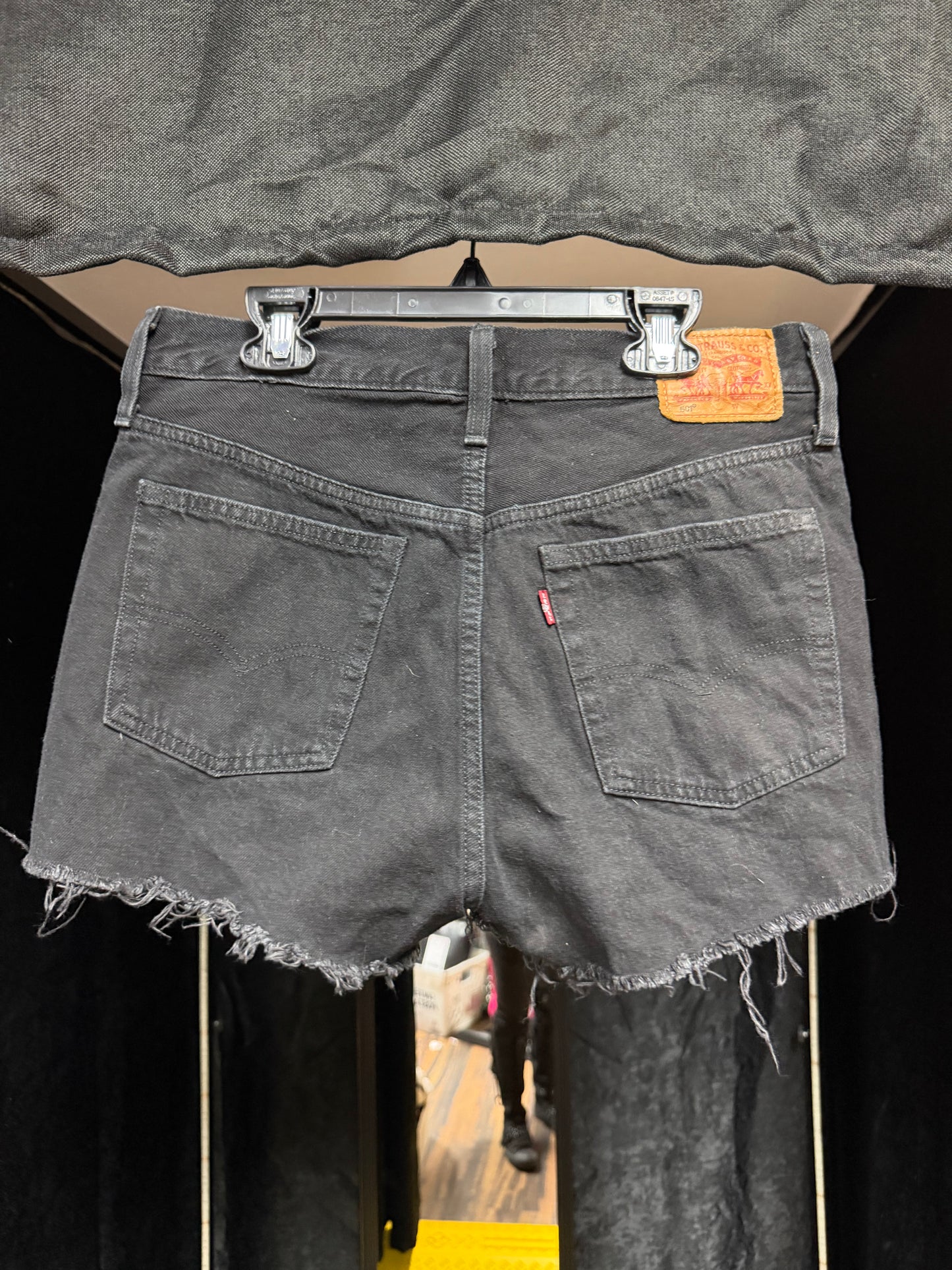 Black Levi’s distressed cutoffs 🖤Waist 28