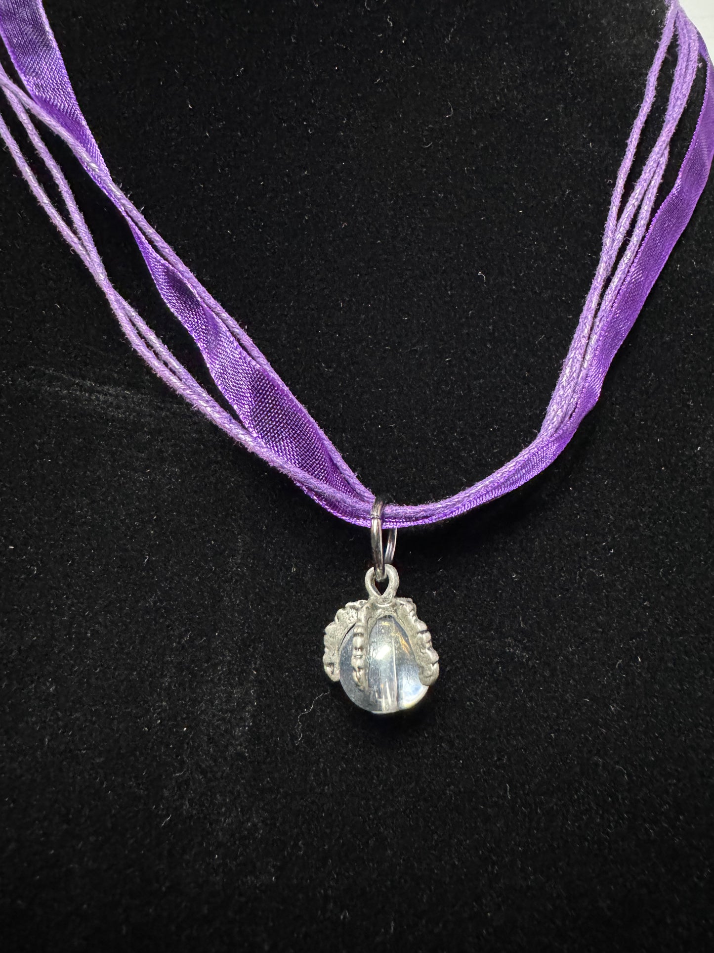 Iridescent Claw Ribbon Choker Necklace