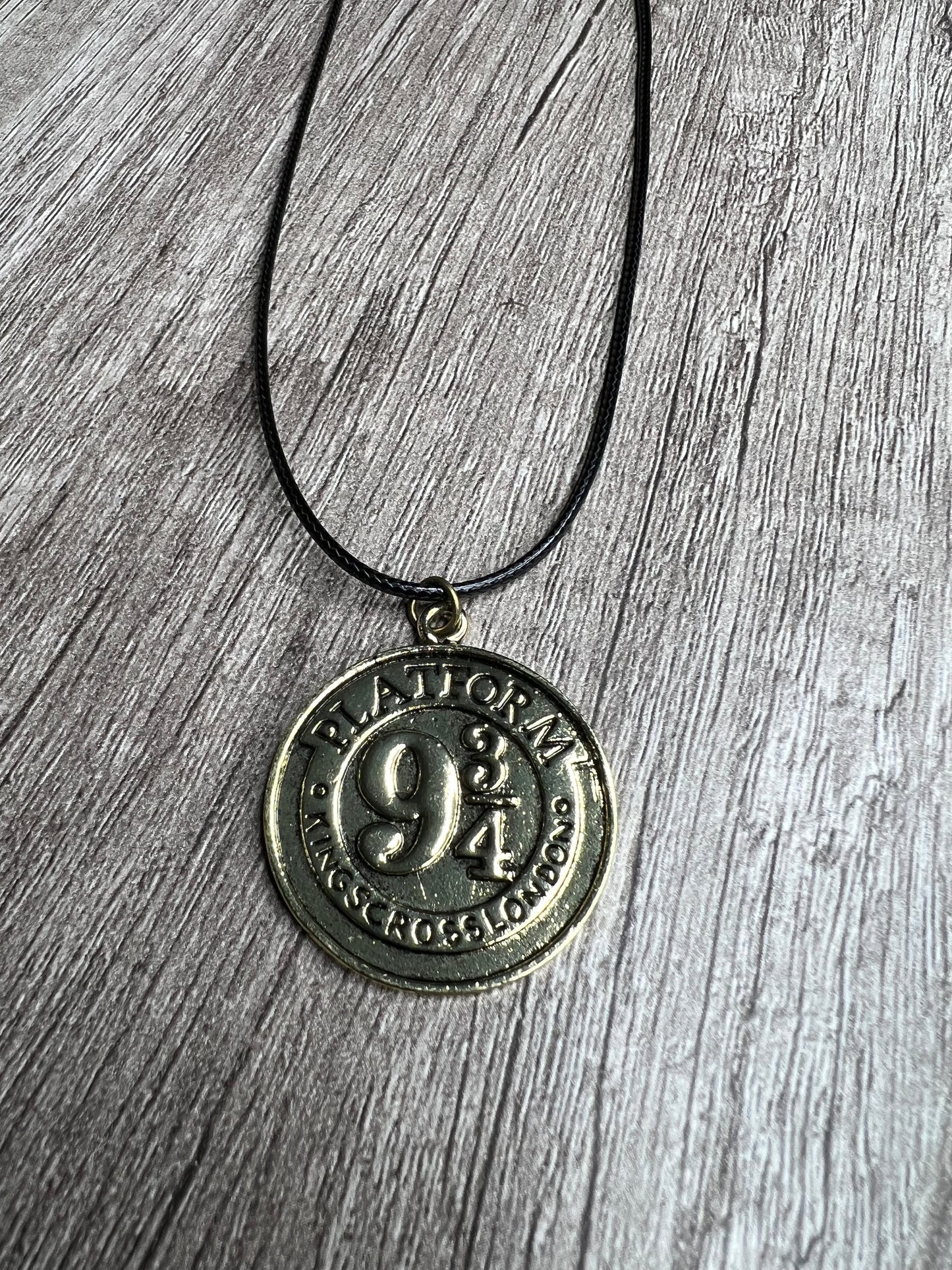Harry Potter Platform 9-3/4 Necklace — Gold